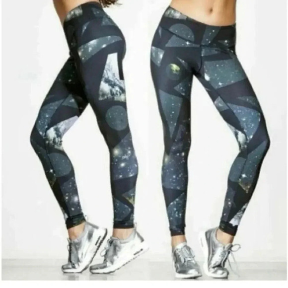 Alo Yoga Galaxy Cropped Athletic Leggings Size Medium - Picture 1 of 8